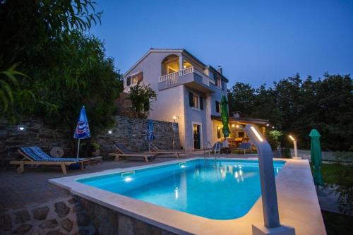 泳池, Holiday home in Omis with terrace, air conditioning, WiFi, washing machine 5202-1 in 奧米斯