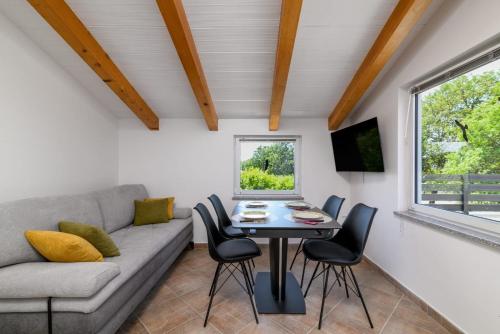 gedeelde lounge/tv-ruimte, Holiday apartment in Medulin with terrace, air conditioning, WiFi, washing machine 5158-3 in Liznjan