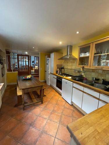 кухня, Large and chic house 15 minutes from Paris in Коломб