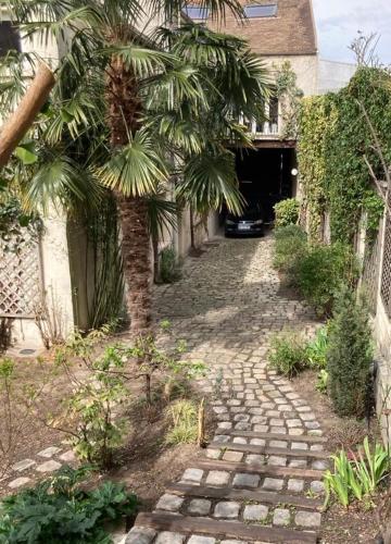 Сад, Large and chic house 15 minutes from Paris in Коломб