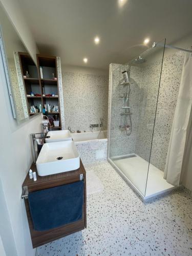 Душ, Large and chic house 15 minutes from Paris in Коломб