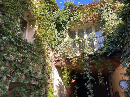 Зовнішній вигляд готелю, Large and chic house 15 minutes from Paris in Коломб