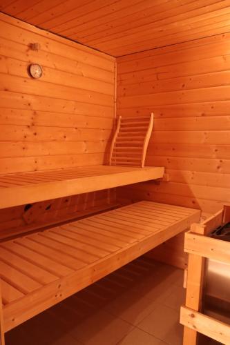 桑拿, Ferienhaus am Wald mit Klavier, Holzofen, Sauna in 菲蘭克
