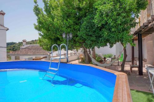 La Palmera. Casa rural con piscina privada. in Benadalid