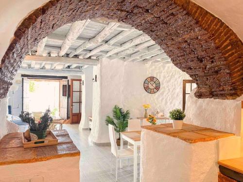 La Palmera. Casa rural con piscina privada. in Benadalid