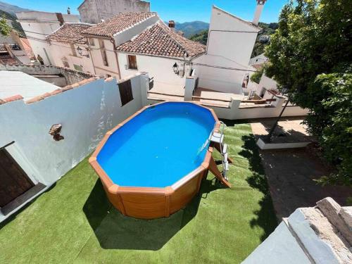 La Palmera. Casa rural con piscina privada. in Benadalid