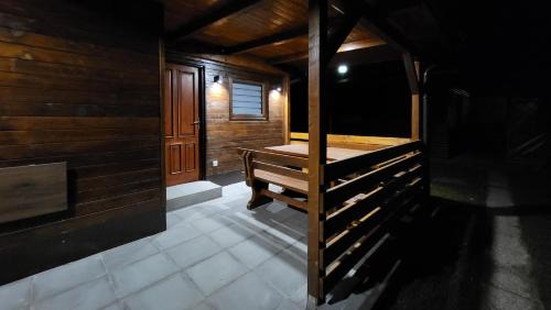 HIŠKA TIBAUT 122 vključene kopalne karte (HISKA TIBAUT 122 vkljucene kopalne karte) in บานอฟชี