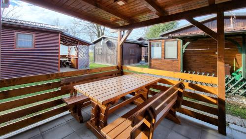 HIŠKA TIBAUT 122 vključene kopalne karte (HISKA TIBAUT 122 vkljucene kopalne karte) in บานอฟชี