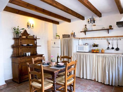 CasaBenadalid. Casa rural con piscina. in Benadalid