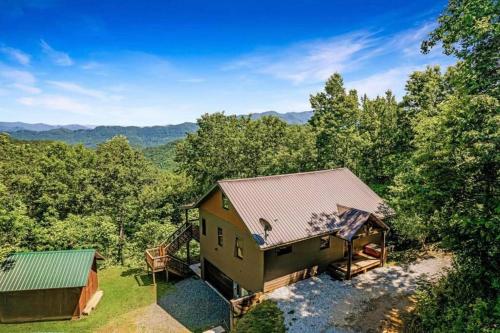 Nantahala Nook, cabin w/hot tub,game room, & wifi in Bryson City, USA