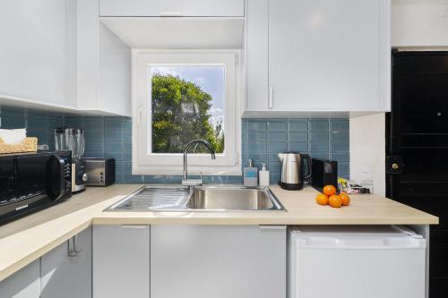 keuken, WHome Wilderness Escape: Secluded Haven for Remote Work in Colares