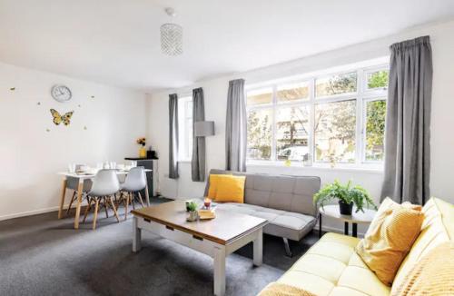 Flat in leafy Sale, Manchester - Apartment - Sale