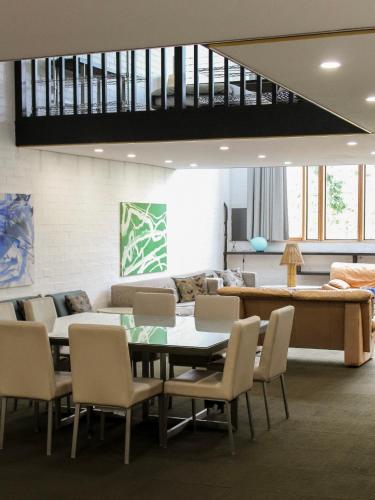 Big Modern Loft Apt - Central - 7 Beds, 9 Guests - Workers, Families, Groups, Teams