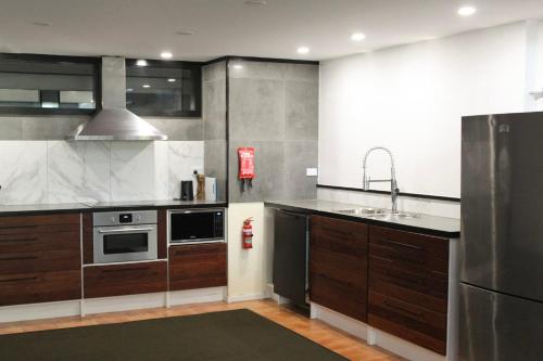 Large Bright Modern Loft Apt - Central Location - Suitable for Families and Groups