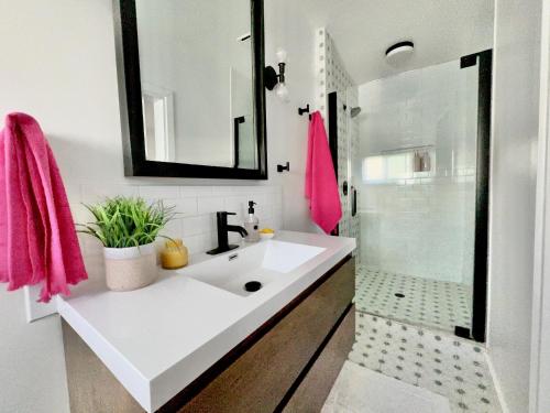 Spotless Modern Home Close to LAX & Sofi Stadium in Inglewood, USA