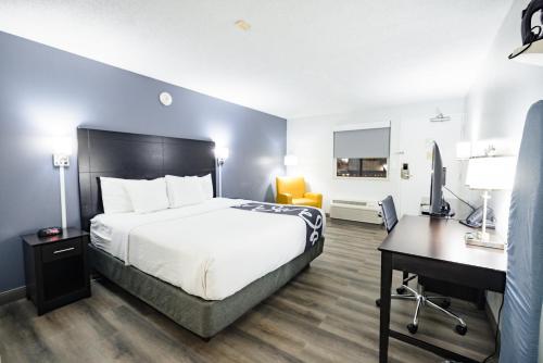 King Room - Non-Smoking image 7