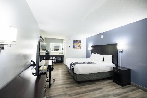 King Room - Non-Smoking image 5