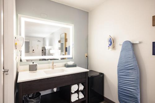 Double Room with Two Double Beds - Non-Smoking image 9