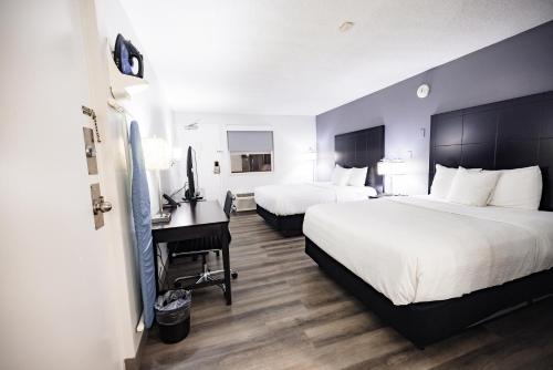 Double Room with Two Double Beds - Non-Smoking image 10