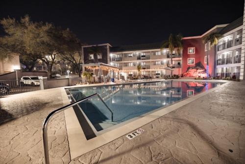 Swimming pool, La Quinta Inn by Wyndham Tampa Near Busch Gardens in Tampa (FL)