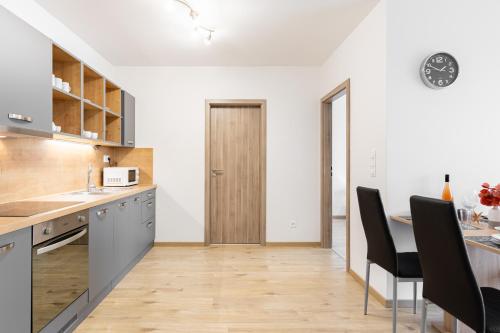 Sunny Haven: Modern 2BR,Garage, WiFi,Stream, Братислава (фото 8)