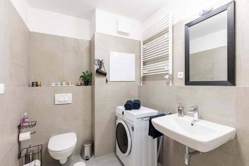 Sunny Haven: Modern 2BR,Garage, WiFi,Stream, Братислава (фото 9)