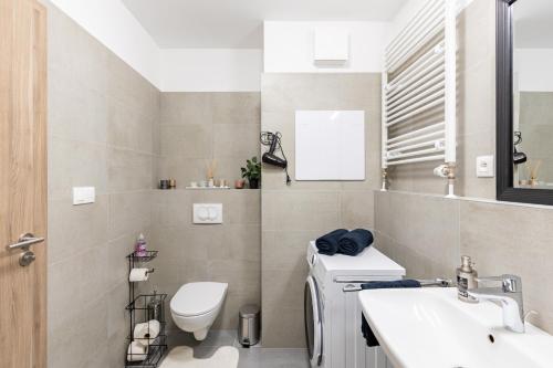 Sunny Haven: Modern 2BR,Garage, WiFi,Stream, Братислава (фото 11)