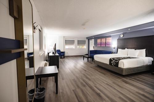 La Quinta Inn by Wyndham Tampa Near Busch Gardens - image 14