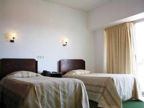 2 twin beds