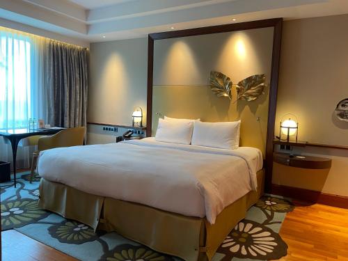 Luxury King Room image 9