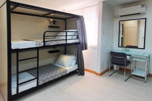 Travelers Inn - Cozy Capsule Bunks, Makati, Manila (photo 8)
