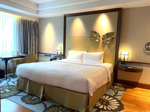 Luxury King Room image 8