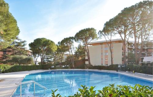 Cozy Apartment In Mandelieu-la-napoule With Outdoor Swimming Pool - Location saisonnière - Mandelieu-la-Napoule