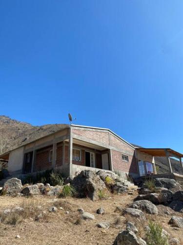 Casa en la montaña con gran vista al valle y lago