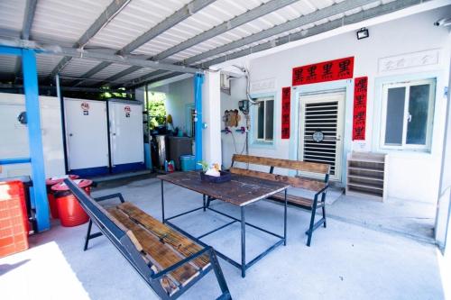 Balcony/terrace, 黑背包 Black Backpack in Liuqiu