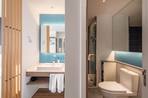 room detail thumbnail 2