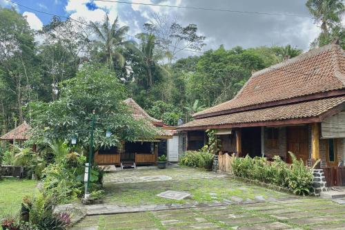 Pondok Pakde Villa by TwoSpaces, Jogja