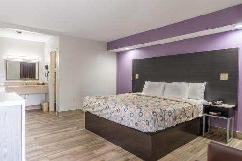 Holiday Terrace Motel - image 13