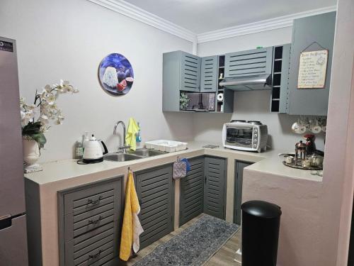 المرافق, At 37 Masters Way in Van Riebeeck Park