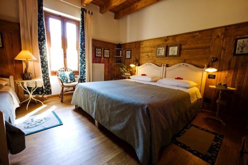 Triple Room with Shared Bathroom image 3