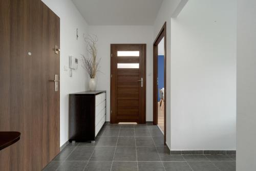 Klimasa White&Blue Apartment with Balcony in Wrocław by Noclegi Renters - image 4