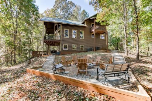 Deluxe Cabin For Groups Near Helen w Hot Tub