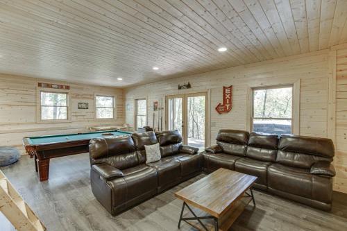 Deluxe Cabin For Groups Near Helen w Hot Tub