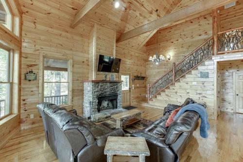 Deluxe Cabin For Groups Near Helen w Hot Tub