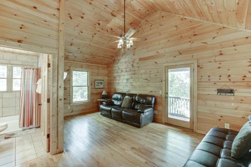 Deluxe Cabin For Groups Near Helen w Hot Tub