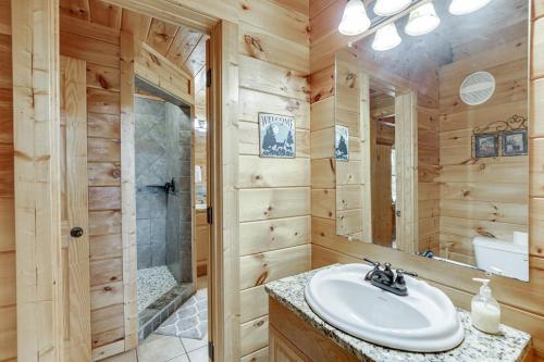 Deluxe Cabin For Groups Near Helen w Hot Tub