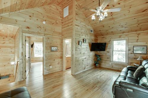 Deluxe Cabin For Groups Near Helen w Hot Tub