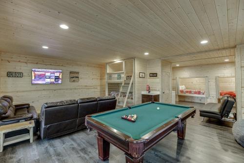 Deluxe Cabin For Groups Near Helen w Hot Tub