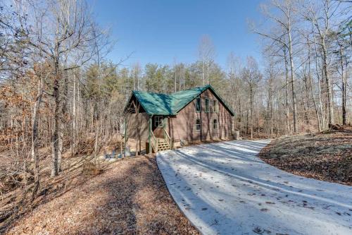 Fantastic Family Cabin w Firepit in Cleveland, USA