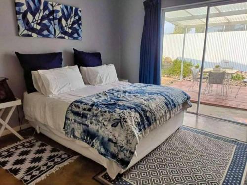 1 queen bed, 2 twin beds